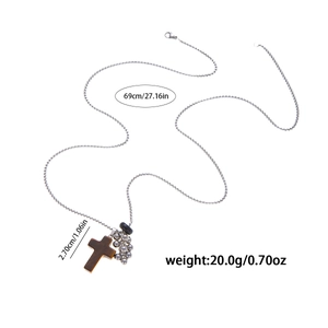 Dettagli della collana a croce con ciondolo in legno e catena a sfere da 69cm