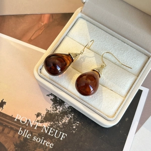 Pendientes retro de ámbar en forma de gota con ganchos dorados en caja vintage