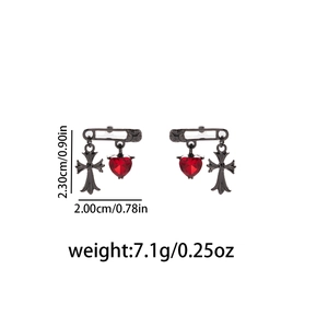 Detailansicht der Gothic-Kreuz-Ohrringe mit rotem Herz-Kristall und Sicherheitsnadel