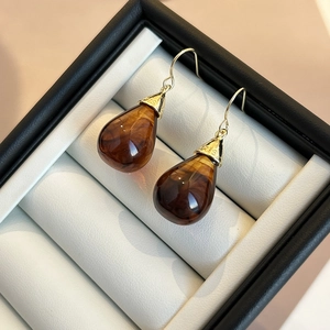 Pendientes retro de resina ámbar en forma de gota con ganchos chapados en oro fino