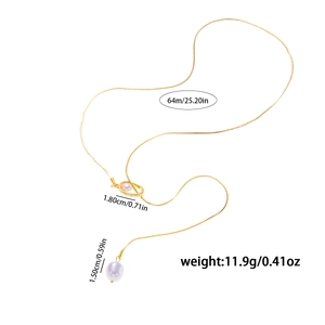 Dettaglio della collana di perle dorate da 64cm con misure e ciondolo a perla da 1,5cm