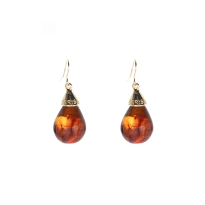 Pendientes vintage gota de ámbar con tapas doradas de París en fondo blanco
