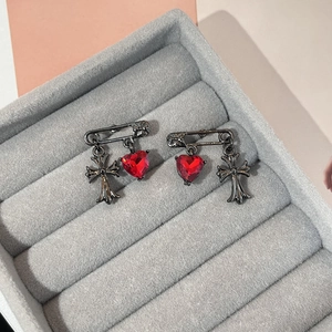 Gothic Punk Sicherheitsnadel-Ohrringe mit rotem Herz-Zirkon und schwarzem Kreuz-Anhänger