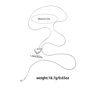 Dettaglio ciondolo a cuore argento con catena snake da 69 cm e misure del prodotto