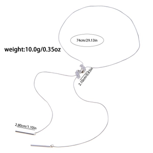 Dettaglio della collana lariat con nodo scintillante e catena a serpente da 74 cm