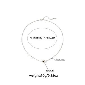 Dettaglio della collana a sfere d'argento che mostra la lunghezza di 45cm e il pendente