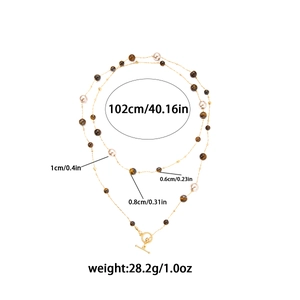 Dettaglio della collana a catena dorata da 102cm con pietre occhio di tigre e chiusura
