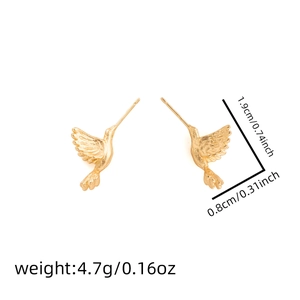 Dettaglio degli orecchini a forma di colibrì dorati con trame piumate e misure precise