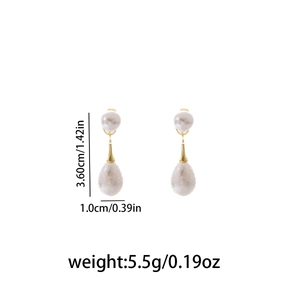 Dettaglio di orecchini di perle con lunghezza di 3,6 cm e ganci in metallo oro