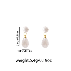 Dettaglio orecchini di perle a goccia dorati, altezza 3,0cm e larghezza 1,0cm specificate