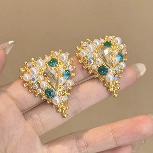 Macro di orecchini a cuore dorati con perle bianche e cristalli vintage colorati