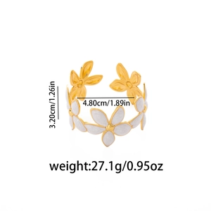 Dettaglio del bracciale floreale con petali in smalto bianco e finitura dorata con misure
