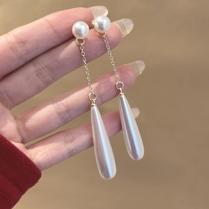 Orecchini pendenti dorati con perle bianche e delicate catene a nappa per le donne
