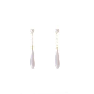 Dettaglio di orecchini dorati con eleganti perle a goccia bianco crema lisce