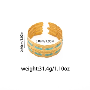 Dettaglio del bracciale rigido dorato martellato con smalto turchese e dimensioni