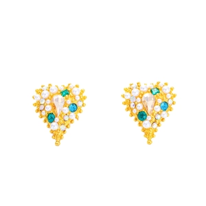 Dettaglio orecchini a cuore dorati barocchi con cristallo a goccia, perle e gemme blu