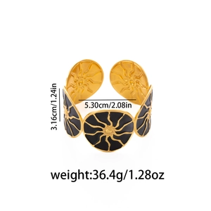 Dettaglio del bracciale aperto irregolare oro e nero con specifiche di dimensioni e peso