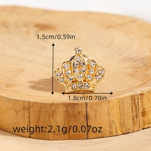 Dettaglio spilla a corona dorata con strass e dimensioni di 1,5 cm x 1,8 cm in primo piano