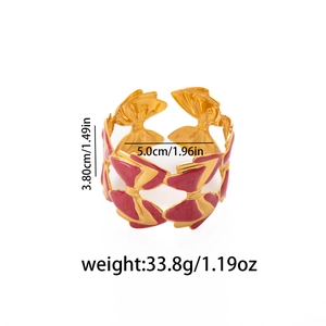 Dettaglio delle dimensioni del bracciale a fiocco dorato con smalto rosso