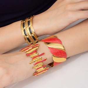 Bracciali larghi dorati irregolari con intarsio in smalto colorato dallo stile minimalista