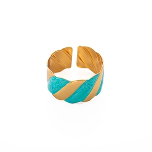 Dettaglio di un bracciale dorato a treccia con intarsio in smalto marmorizzato blu