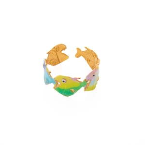 Dettaglio dell'anello regolabile dorato con pesci in smalto colorato e stile artistico