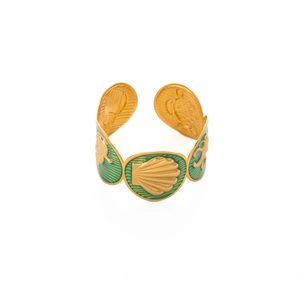 Dettaglio del bracciale dorato con smalto verde e rilievi di creature marine