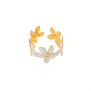 Dettaglio macro del bracciale dorato con fiori in smalto bianco e texture craquelé