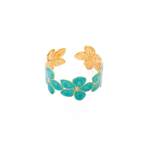 Dettaglio macro del bracciale aperto dorato con fiori in smalto blu e pistilli d'oro