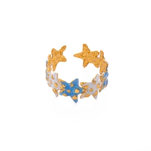 Dettaglio dell'anello regolabile a stella marina con smalto blu e bianco su placcatura oro