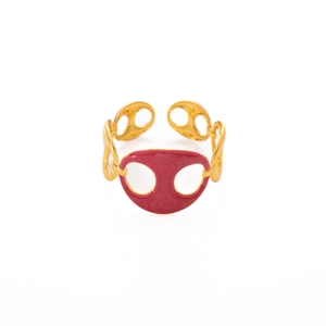 Dettaglio anello aperto dorato con emblema in smalto rosso e texture ondulata