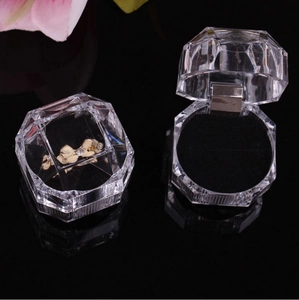 Achteckige transparente Acryl-Ringbox mit schwarzem Samteinsatz und Goldring