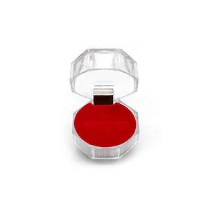 Achteckige transparente Acryl-Ringbox mit rotem Samteinsatz und Metallscharnier