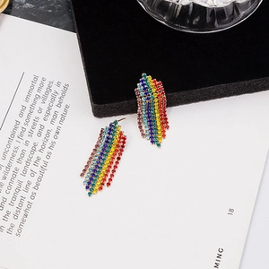Makrodetail von Regenbogen-Strass-Fransenohrringen auf einem professionellen Samtständer