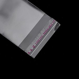 Makroaufnahme der hochtransparenten OPP-Schmucktasche mit rotem Selbstklebestreifen