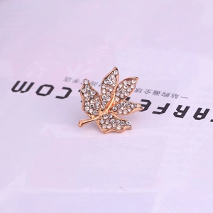 Broche en forme de feuille d'érable dorée ornée de strass blancs scintillants