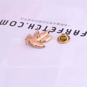 Vue détaillée du dos de la broche feuille d'érable en or rose avec son fermoir papillon doré