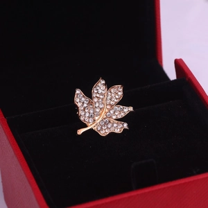 Broche Feuille d'Érable Exquise en Alliage avec Strass Transparents Plaquée Or Argent Bijoux de Mode Forme de Plante Femme