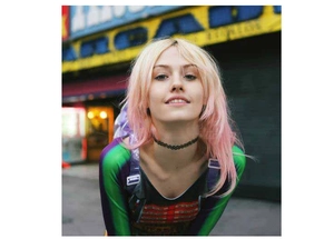 Detail eines schwarzen elastischen Chokers im Tattoo-Stil, getragen in einer trendy Spielhalle