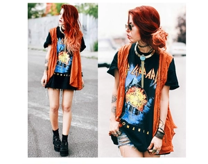 Detail eines Def Leppard Grafik-T-Shirts mit oranger Weste und Retro-Accessoires