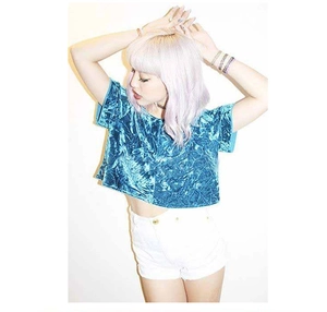 Detail eines himmelblauen Samt-Crop-Tops mit glänzender Textur und lockerem Schnitt