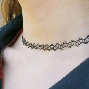 Elastische schwarze Choker-Halskette im Tattoo-Stil mit Hohlgeflecht für Damen