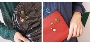 Vue détaillée de l'ensemble d'épingles de Noël sur sacs en tissu noir et rouge
