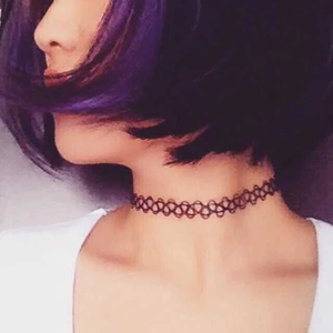 Nahaufnahme des schwarzen elastischen Tattoo-Chokers mit gewebter Struktur am Hals