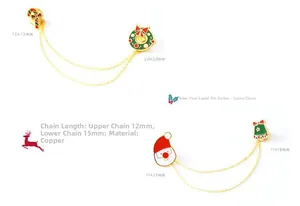 Détail macro de broches de Noël avec couronnes festives et breloques de Père Noël
