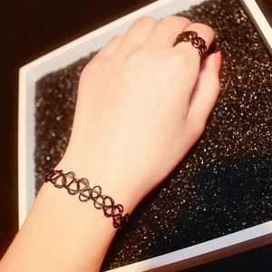 Schwarzes hohles Tattoo-Set aus dehnbarem Armband und Ring für Damenmode