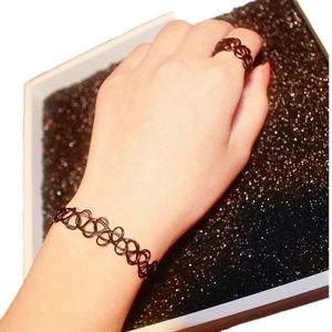 Schwarzes elastisches Tattoo-Set mit geflochtenem Armband und Ring in Netzoptik