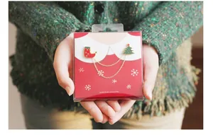 Coffret cadeau de broches de Noël avec sapin et chaussette reliés par une chaîne dorée