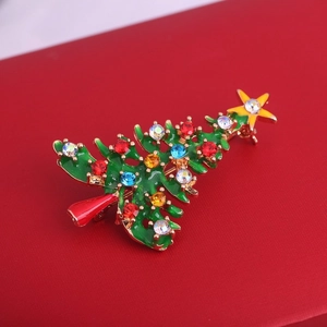 Spilla albero di Natale elegante con smalto verde e strass colorati su scatola regalo rossa