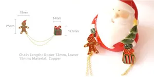 Détail de la broche de Noël bonhomme de pain d'épices et boîte cadeau avec chaînes